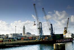 Image du Maroc Professionnelle de  Le port et la ville de Casablanca au premier plan les cales du môle Tariq et les quais pour conteneurs gérés par les services de l'ODEP, au fond la Grande Mosquée HassanII. 31 Décembre 2003. ((Photo / Abdeljalil Bounhar) 